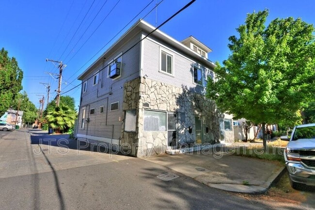 property at 1119-200 24th St