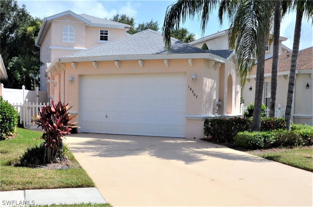 14907 Sterling Oaks Dr in Naples, FL - Foto de edificio