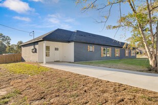 401 Martin Luther King Blvd in Willis, TX - Building Photo