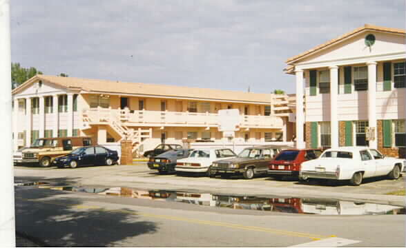 London Apartments in Miami Springs, FL - Building Photo