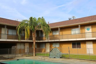 3143 S H St in Bakersfield, CA - Building Photo - Building Photo