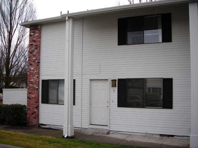 2215 Poplar Dr in Medford, OR - Building Photo