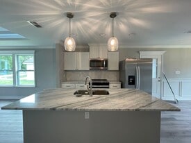 52 Lance Ln in Crawfordville, FL - Building Photo