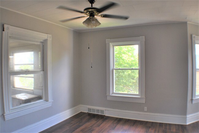 102 S 6th St-Unit -2 in Duquesne, PA - Building Photo - Building Photo