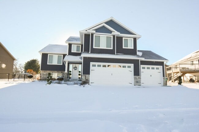 property at 886 Portsmith Dr NW