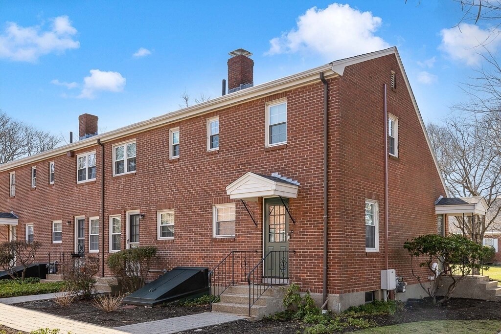 39 Charlesbank Rd in Newton, MA - Building Photo