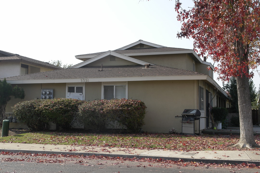 3321 Santa Rosa Ct in Merced, CA - Building Photo