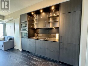 11 Yorkville Ave in Toronto, ON - Building Photo - Building Photo