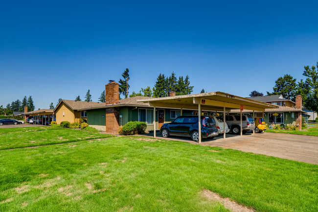 Holladay Apartments in Canby, OR - Building Photo - Building Photo