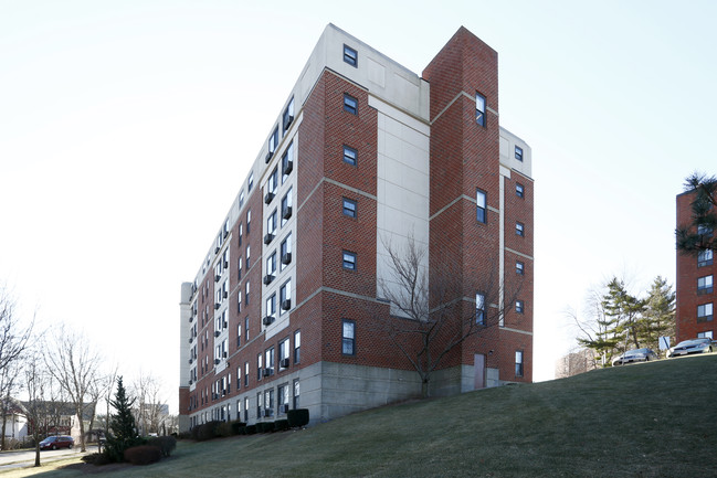 Admiral's Tower Co-op in Chelsea, MA - Foto de edificio - Building Photo