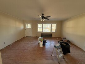 24 Poplar Pl in Bay Shore, NY - Building Photo