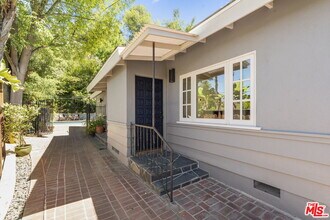 2222 Sunset Crest Dr in Los Angeles, CA - Building Photo - Building Photo