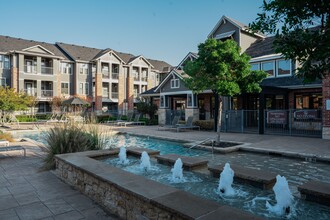 Platinum Castle Hills in Lewisville, TX - Foto de edificio - Building Photo