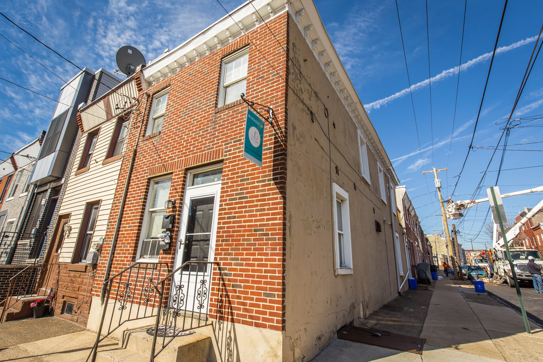 2220 Almond St in Philadelphia, PA - Building Photo
