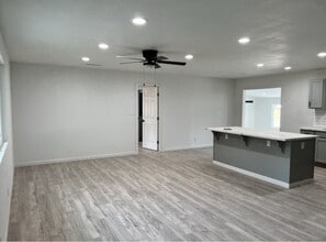35220 Avenue 13 1/2 in Madera, CA - Foto de edificio - Building Photo