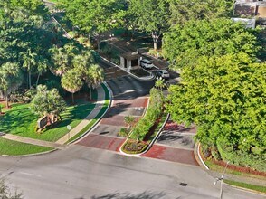 1017 NW 124th Ave in Pembroke Pines, FL - Foto de edificio - Building Photo