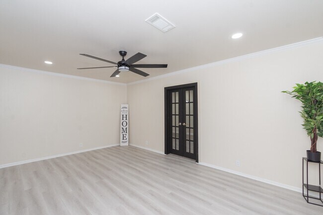 5834 Overdale St in Houston, TX - Foto de edificio - Building Photo
