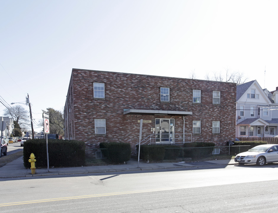 Sandy Cove in Stamford, CT - Building Photo