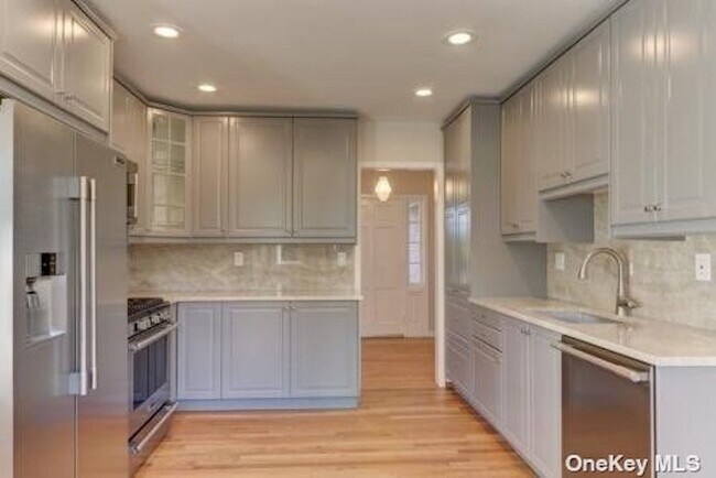 190 Brompton Rd in Garden City, NY - Building Photo - Building Photo