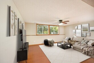 8106 Dakota Ln in Chanhassen, MN - Foto de edificio - Building Photo