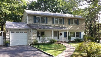 1 Elvira Ct in Huntington, NY - Building Photo