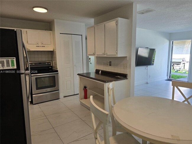 5307 NW 23rd St in Lauderhill, FL - Building Photo - Building Photo