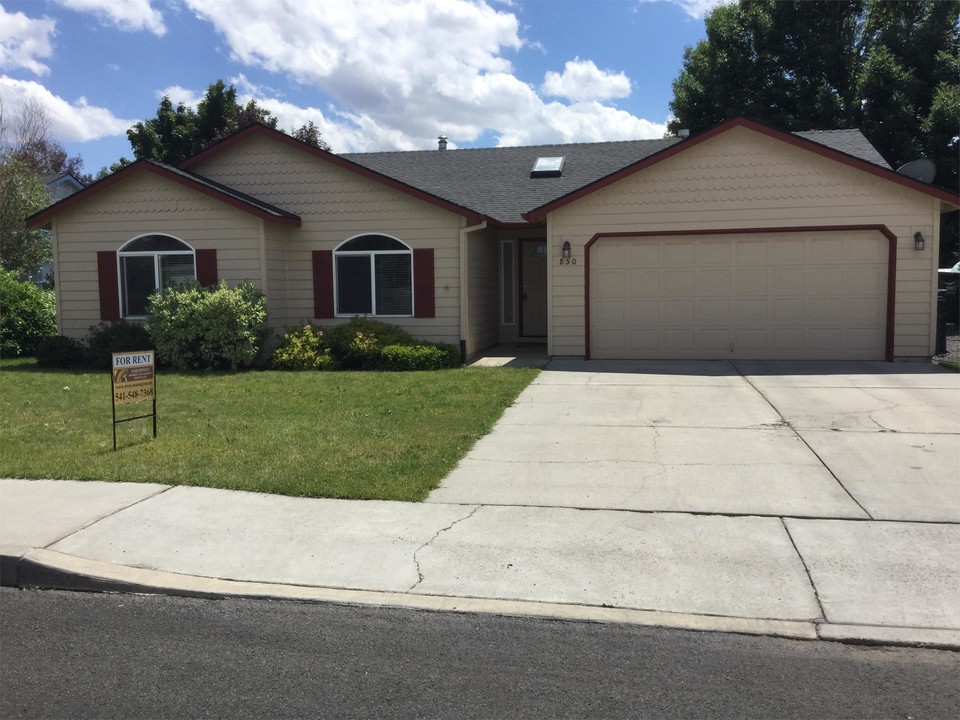 850 NW Negus Pl in Redmond, OR - Building Photo