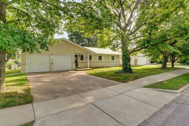 2137 E Madison St in Springfield, MO - Building Photo - Building Photo