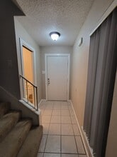 6702 Deatonhill Dr, Unit B in Austin, TX - Foto de edificio - Building Photo