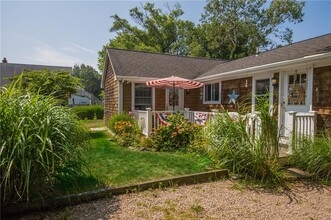 110 Angell Rd in Narragansett, RI - Foto de edificio - Building Photo