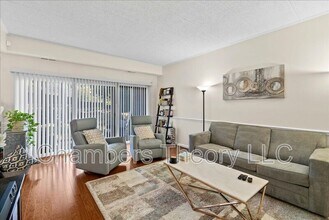 5121 Maris Ave in Alexandria, VA - Foto de edificio - Building Photo