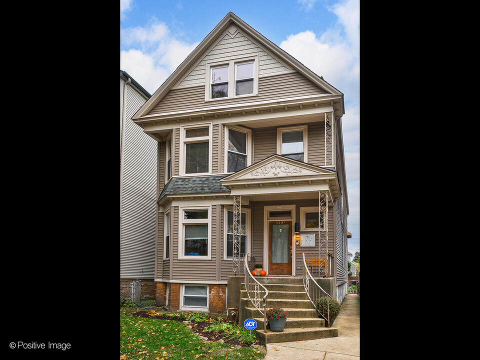 2107 W Waveland Ave in Chicago, IL - Foto de edificio