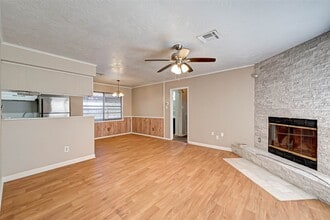 4739 Parkland St in Pasadena, TX - Foto de edificio - Building Photo