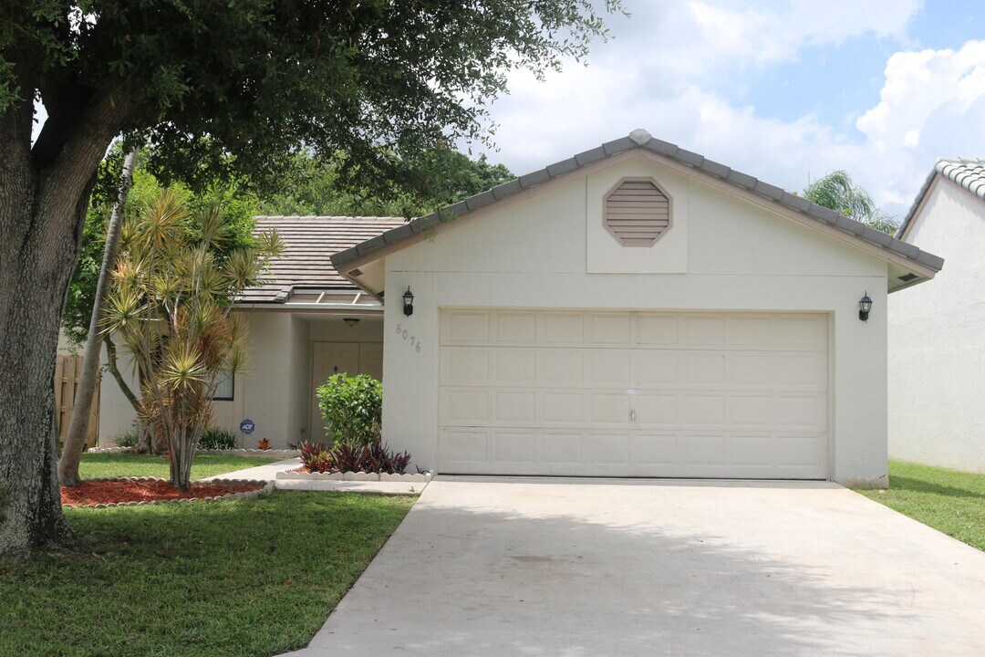 6076 Strawberry Lakes Cir in Greenacres, FL - Building Photo