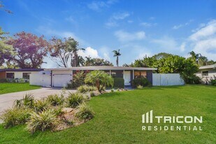 348 Barbara Cir in Belleair, FL - Building Photo