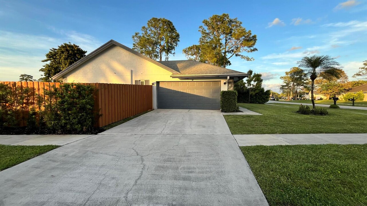 13905 Barberry Dr in Wellington, FL - Building Photo