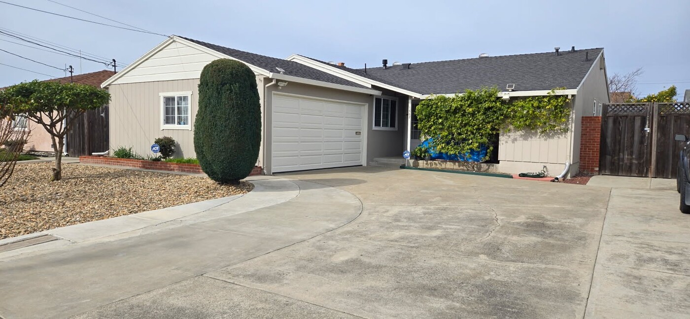 1667 Via Barrett in San Lorenzo, CA - Building Photo