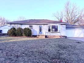 402 Beverly Hills St in Waterloo, IA - Building Photo