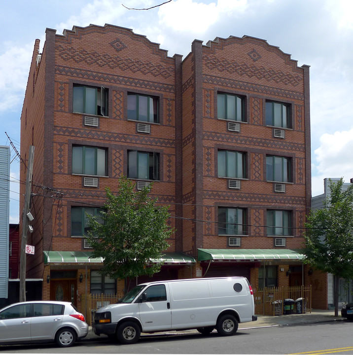 207-209 Woodpoint Rd in Brooklyn, NY - Building Photo