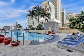 253 NE 2nd St, Unit 3607 in Miami, FL - Foto de edificio - Building Photo