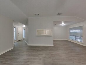 120 WoodCrest Dr in League City, TX - Foto de edificio - Building Photo