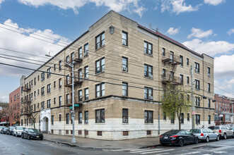 39-02 111th St in Corona, NY - Building Photo - Primary Photo