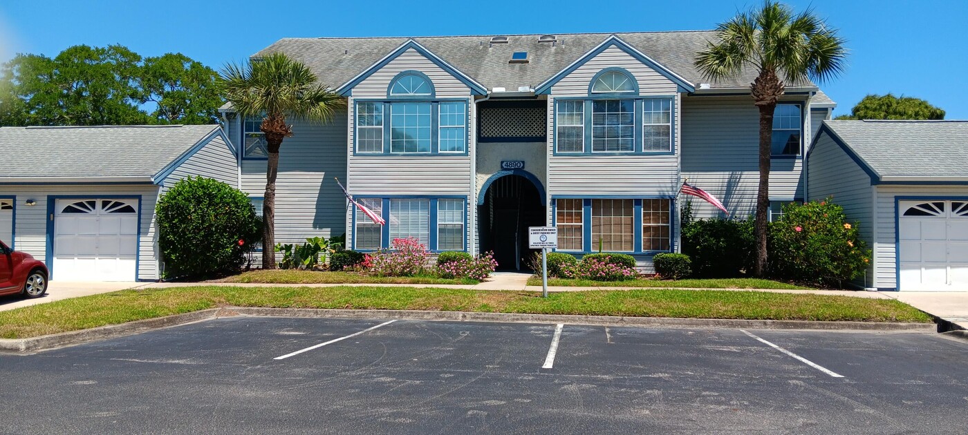 4890 Lake Waterford Way W in Melbourne, FL - Foto de edificio