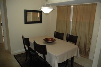 7 Colonial Club Dr-Unit -300 in Boynton Beach, FL - Foto de edificio - Building Photo