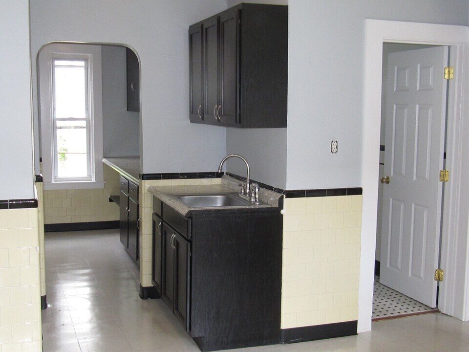 2 Sturgis St in Worcester, MA - Building Photo