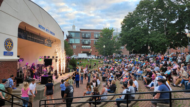 Foster's Place in Dover, NH - Foto de edificio - Building Photo