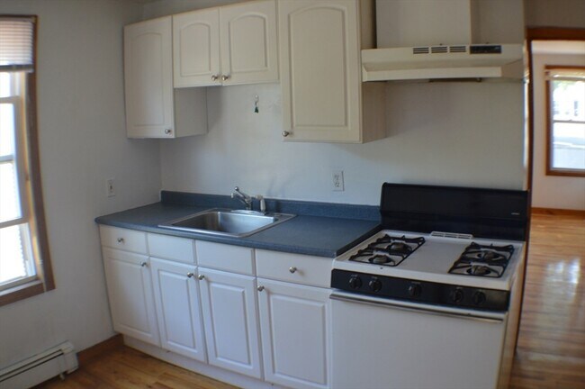 166 Everett St, Unit 2 in Boston, MA - Building Photo - Building Photo