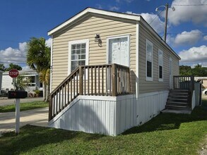 17350 SW 232nd St in Miami, FL - Building Photo - Building Photo