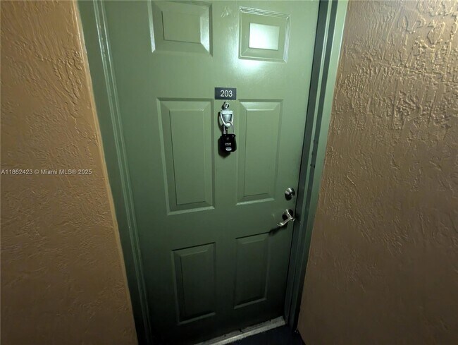8070 N Nob Hill Rd in Tamarac, FL - Foto de edificio - Building Photo