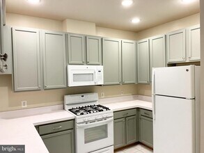 100 Watkins Pond Blvd in Rockville, MD - Building Photo - Building Photo